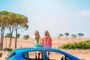 estate auto viaggio e giovane famiglia su vacanza foto