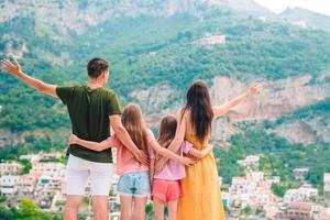 estate vacanza nel Italia. giovane donna nel positano villaggio su il sfondo, amalfi costa, Italia foto