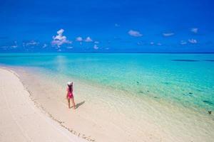 bellissimo ragazza rilassante a bianca sabbia tropicale spiaggia foto