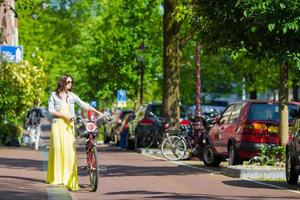 giovane contento donna su bicicletta nel europeo città foto