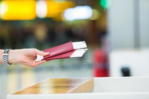 avvicinamento passaporti e imbarco passaggio a il ricezione la zona nel aeroporto dentro foto