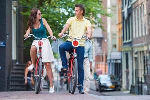 giovane contento famiglia su Bici nel amsterdam foto