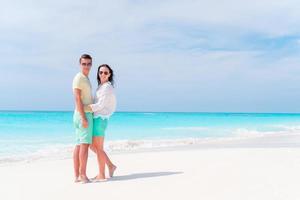 contento famiglia di Due godere spiaggia vacanza foto