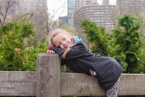 adorabile poco ragazza nel centrale parco a nuovo York città foto