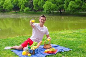 giovane contento uomo picnic e rilassante all'aperto foto