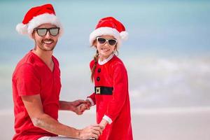 padre e figlia nel Santa cappello avere divertimento a tropicale spiaggia foto
