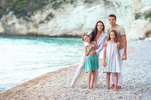 la giovane famiglia in vacanza si diverte molto foto