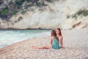 poco ragazze avendo divertimento a tropicale spiaggia durante estate vacanza foto