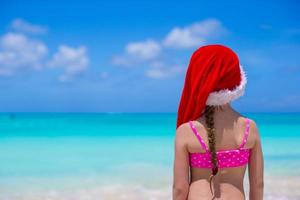 poco adorabile ragazza nel rosso Santa cappello godere spiaggia vacanza foto