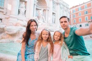 famiglia vicino fontana di trevi, Roma, Italia. foto