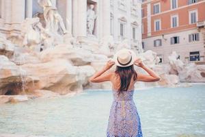 giovane bellissimo ragazza vicino Fontana fontana di trevi con città carta geografica foto