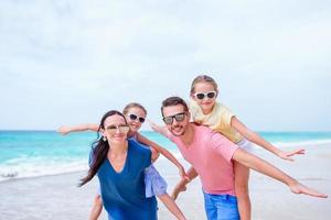 contento bellissimo famiglia su il spiaggia foto