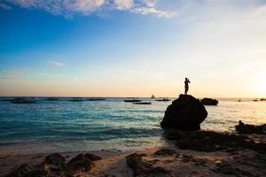 colorato luminosa tramonto su il isola Boracay, Filippine foto