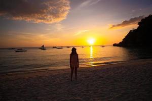 colorato luminosa tramonto su il isola Boracay, Filippine foto