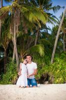 bambina carina e suo padre sulla spiaggia esotica tropicale foto