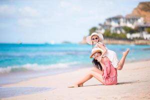 bambina e giovane madre durante le vacanze al mare foto