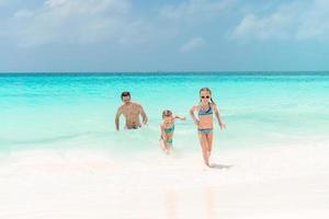 padre e bambini godendo spiaggia estate vacanza foto