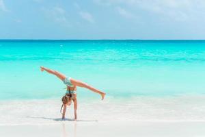 adorabile bambina attiva in spiaggia durante le vacanze estive foto