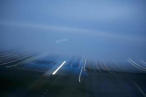 aeroporto luci nel movimento mentre aereo assunzione via a notte foto