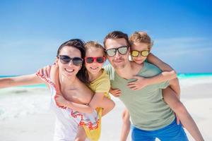 ritratto di bellissimo famiglia su il spiaggia vacanza foto