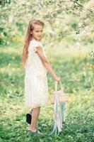 adorabile poco ragazza nel fioritura Mela giardino su bellissimo primavera giorno foto