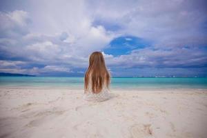 adorabile bambina in spiaggia durante le vacanze estive foto