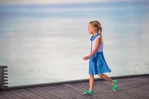 adorabile bambina in spiaggia durante le vacanze estive foto