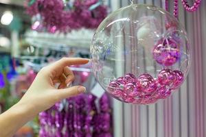 donna Tenere Natale bicchiere ciotola con piccolo rosa palle a memorizzare foto