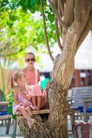 adorabile poco ragazze durante spiaggia estate vacanza foto