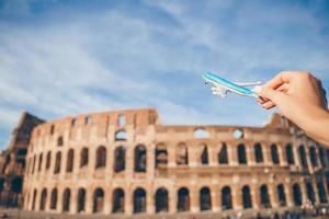 piccolo aereo modello sfondo Colosseo, Roma, Italia foto