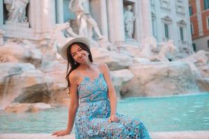 bella donna guardare per il Fontana di trevi durante sua viaggio nel Roma, Italia. ragazza godere sua europeo vacanza foto