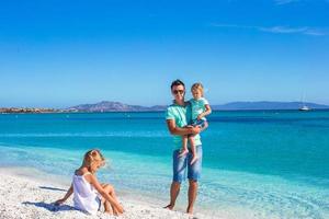 famiglia di tre avendo divertimento durante loro tropicale vacanza foto