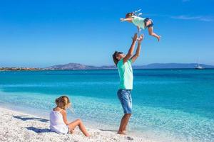 famiglia di tre avendo divertimento durante loro tropicale vacanza foto