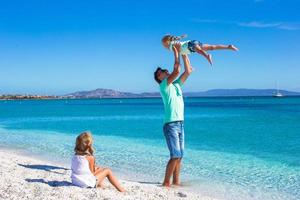 padre e Due bambini durante loro tropicale vacanza foto