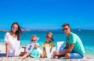 famiglia felice durante le vacanze estive al mare foto