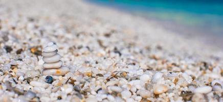 pila di piccolo bianca pietre su tropicale ciottoli spiaggia foto