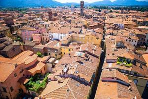 bellissimo Visualizza di antico vecchio edifici con rosso tetti sfondo montagne nel lucca, Italia foto