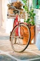 bellissimo Vintage ▾ bicicletta vicino il Casa su italiano strada foto