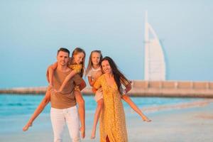 contento famiglia su il spiaggia durante estate vacanza foto