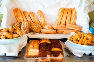 diverso ordina di pane su prima colazione nel bar foto