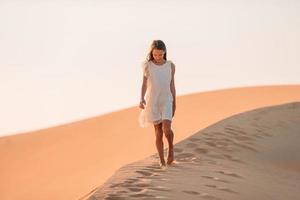 ragazza tra dune nel deserto nel unito arabo Emirates foto