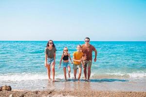 la giovane famiglia in vacanza si diverte molto foto