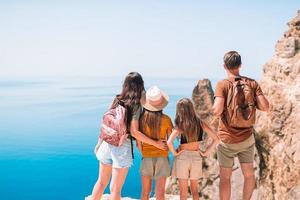 contento famiglia su vacanza nel il montagne foto