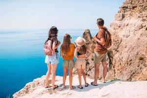 contento famiglia su vacanza nel il montagne foto