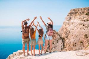 la giovane famiglia in vacanza si diverte molto foto