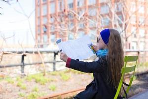 adorabile poco ragazza godere soleggiato giorno su nuovo di York alto linea foto