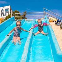 poco adorabile ragazze a Parco acquatico durante estate vacanza foto