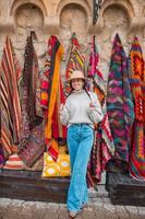 vecchio tradizionale Turco tappeto negozio nel grotta Casa cappadocia, tacchino kapadokya. giovane donna su vacanza nel tacchino foto