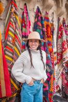 vecchio tradizionale Turco tappeto negozio nel grotta Casa cappadocia, tacchino kapadokya. giovane donna su vacanza nel tacchino foto