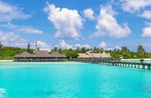 paesaggio di sbalorditivo tropicale spiaggia a Maldive foto